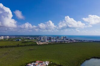 Vista aérea de la ciudad de Cancún, México, sede de Inmobiliare Summits. El real estate impulsa el turismo médico en LATAM.