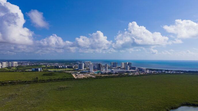 Vista aérea de la ciudad de Cancún, México, sede de Inmobiliare Summits. El real estate impulsa el turismo médico en LATAM.