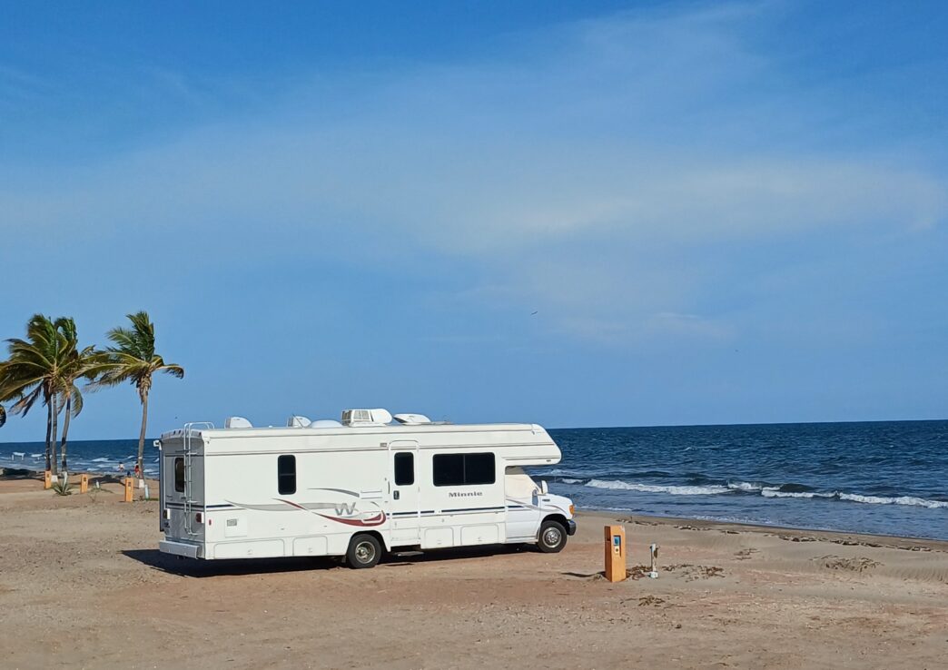 city/destination

Malecón Turístico de Huatabampito, Sonora. Escena de playa con casa rodante. Destino turístico en México, ideal para el sector real estate.
