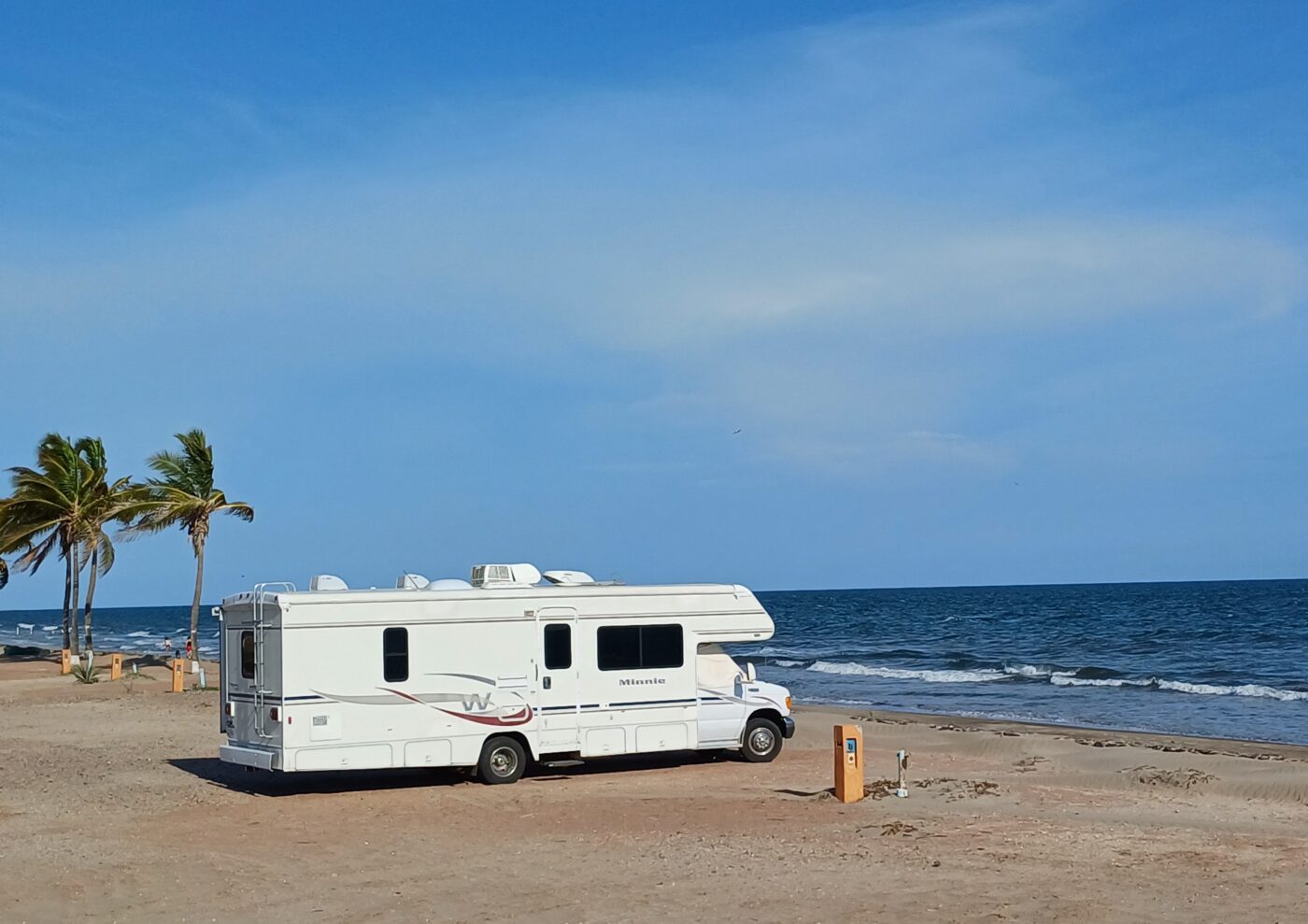 city/destination

Malecón Turístico de Huatabampito, Sonora. Escena de playa con casa rodante. Destino turístico en México, ideal para el sector real estate.
