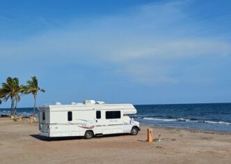 city/destination

Malecón Turístico de Huatabampito, Sonora. Escena de playa con casa rodante. Destino turístico en México, ideal para el sector real estate.