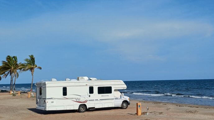 city/destination

Malecón Turístico de Huatabampito, Sonora. Escena de playa con casa rodante. Destino turístico en México, ideal para el sector real estate.