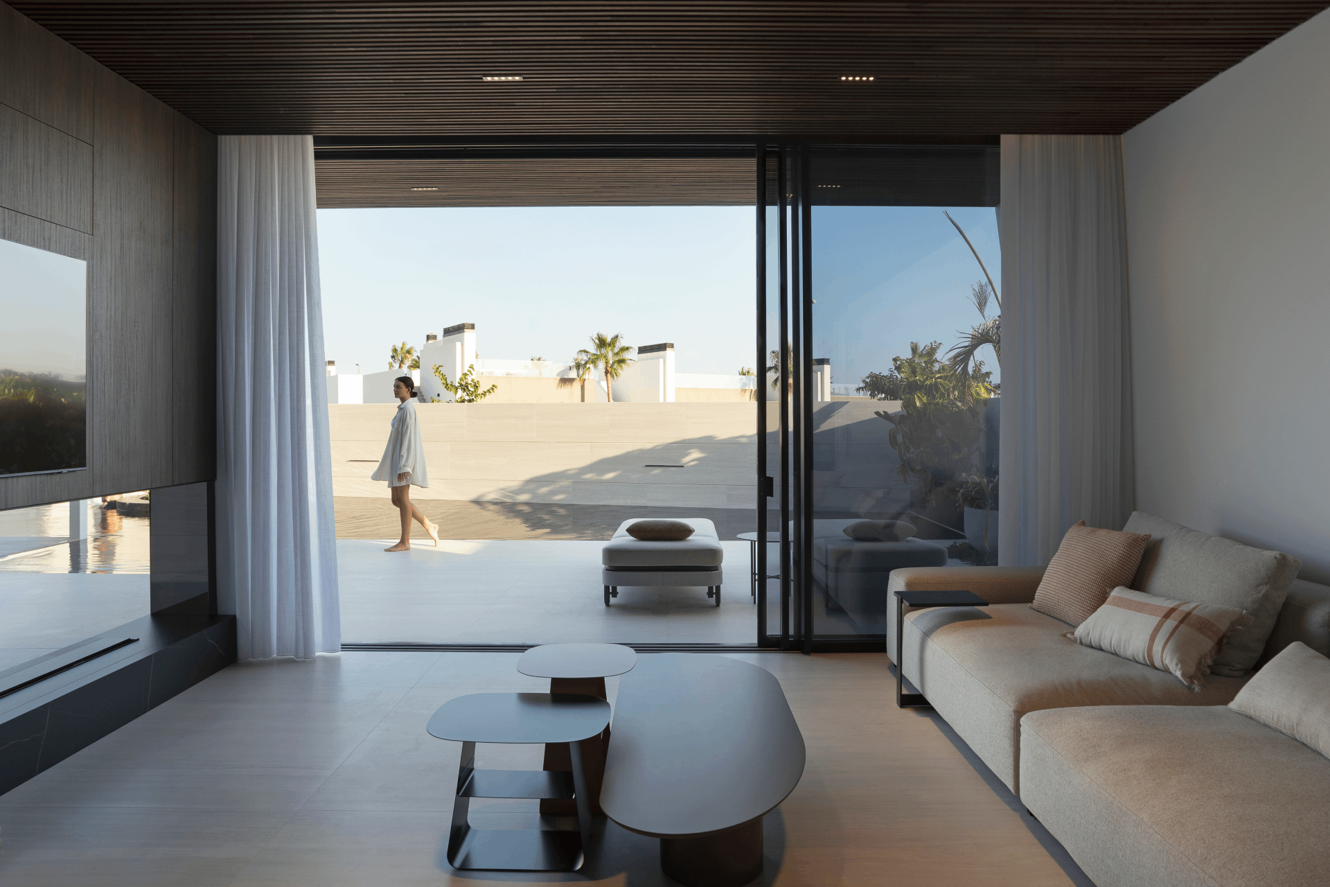 Venue/architecture.

Interiorismo de vivienda de lujo en España, diseño minimalista con vista al exterior. Inmobiliare Summits reconoce la innovación en real estate.