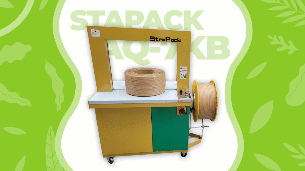 Una máquina StraPack AQ-7KB para flejar paquetes con fleje de papel. La máquina es amarilla y verde, con rollos de fleje de papel.
