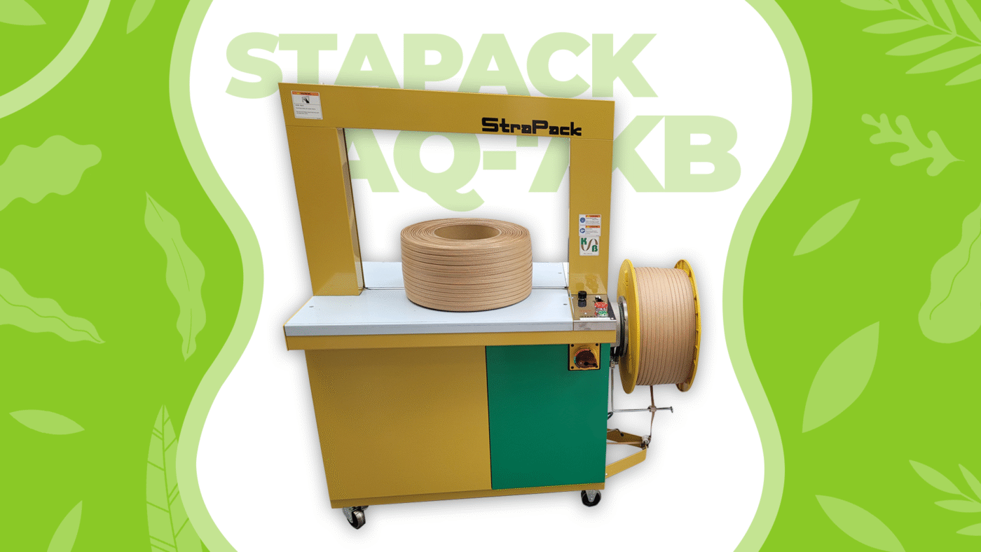 Una máquina StraPack AQ-7KB para flejar paquetes con fleje de papel. La máquina es amarilla y verde, con rollos de fleje de papel.