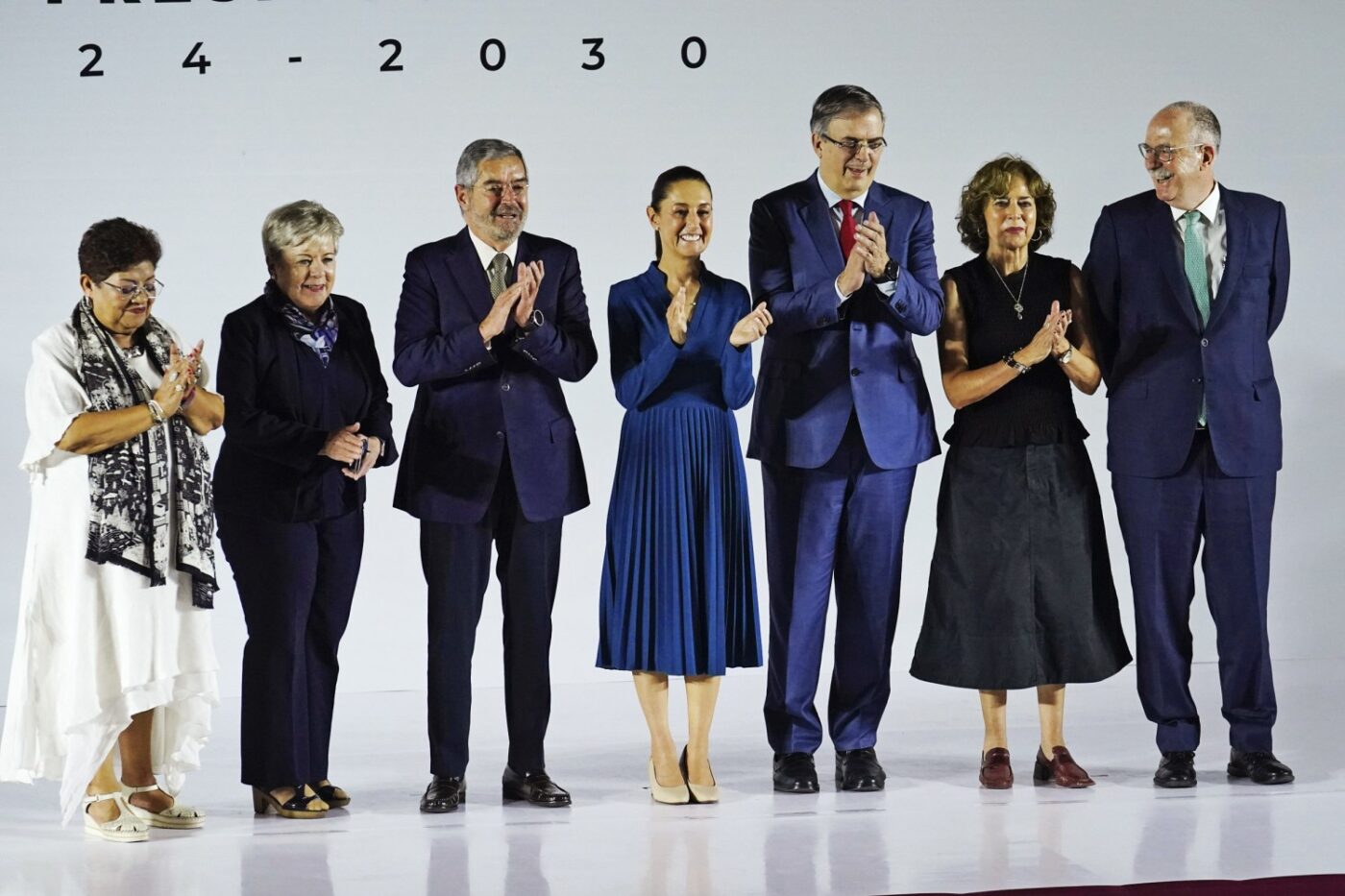 Marcelo Ebrard, Ernestina Godoy y Claudia Sheinbaum gabinete: Grupo de personas aplaudiendo. Celebración de nombramientos de equipo 2024-2030.