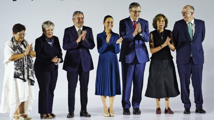 Marcelo Ebrard, Ernestina Godoy y Claudia Sheinbaum gabinete: Grupo de personas aplaudiendo. Celebración de nombramientos de equipo 2024-2030.