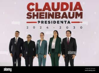 speakers/headshot
Claudia Sheinbaum y su gabinete posan en evento en México. Mario Delgado y Harfuch presentes. Conferencia LATAM.