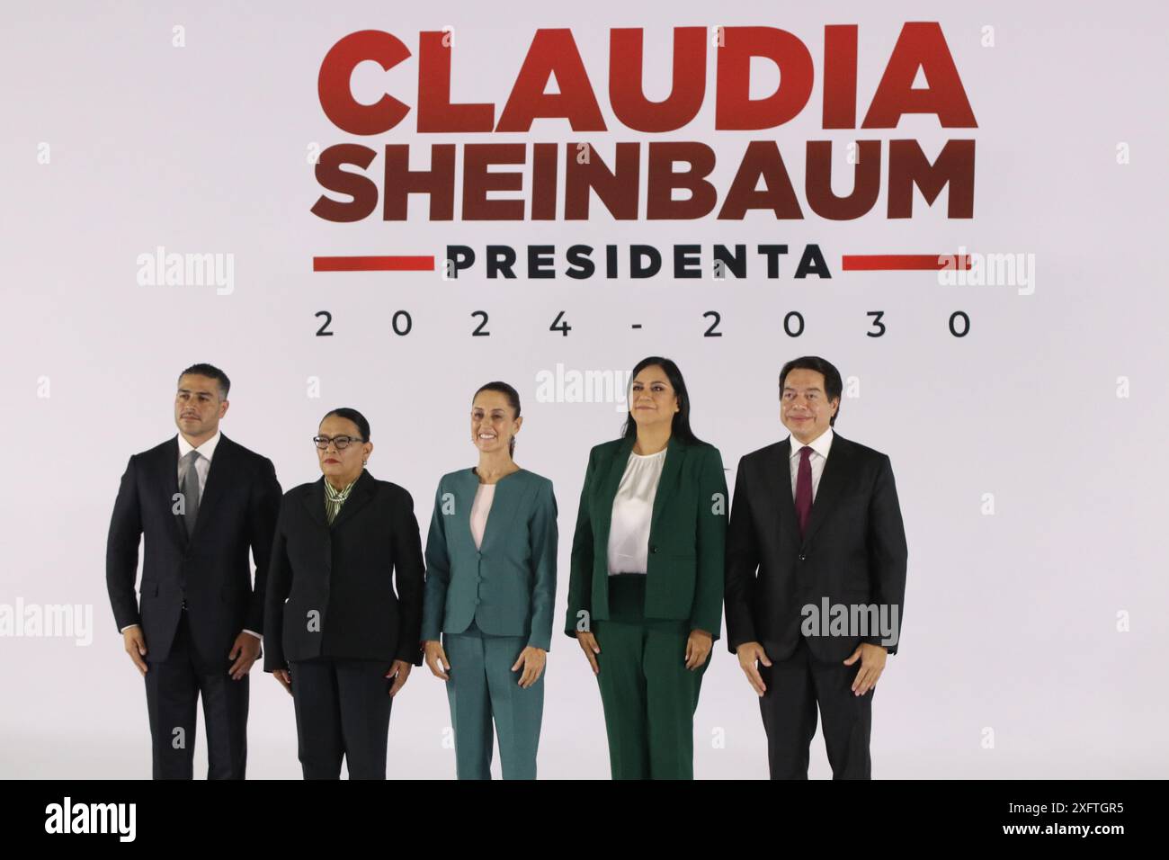 speakers/headshot
Claudia Sheinbaum y su gabinete posan en evento en México. Mario Delgado y Harfuch presentes. Conferencia LATAM.