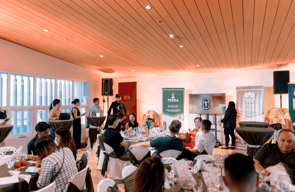 Gente reunida en Mariposa Mews, disfrutando de la presentación sobre su certificación LEED y el redefinido Real Estate en un ambiente elegante.