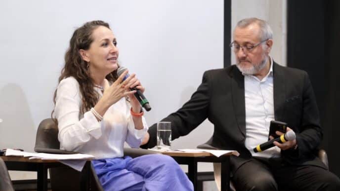 Panelistas en Inmobiliare Summits México. Mujer con micrófono habla sobre real estate. Conferencia LATAM con speakers en Jalisco.