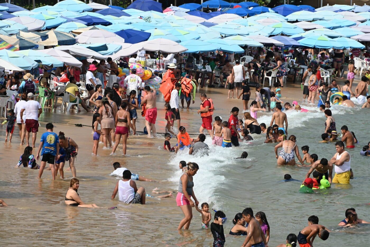 city/destination
Turistas disfrutan de la playa en México. El país recibió más de 37 millones de turistas internacionales en 2023. #turismo #México #playa