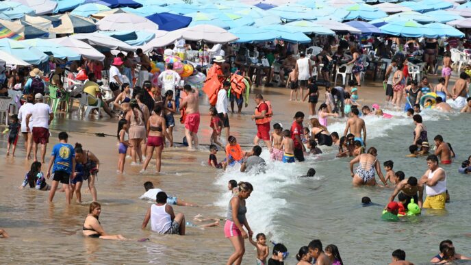 city/destination
Turistas disfrutan de la playa en México. El país recibió más de 37 millones de turistas internacionales en 2023. #turismo #México #playa