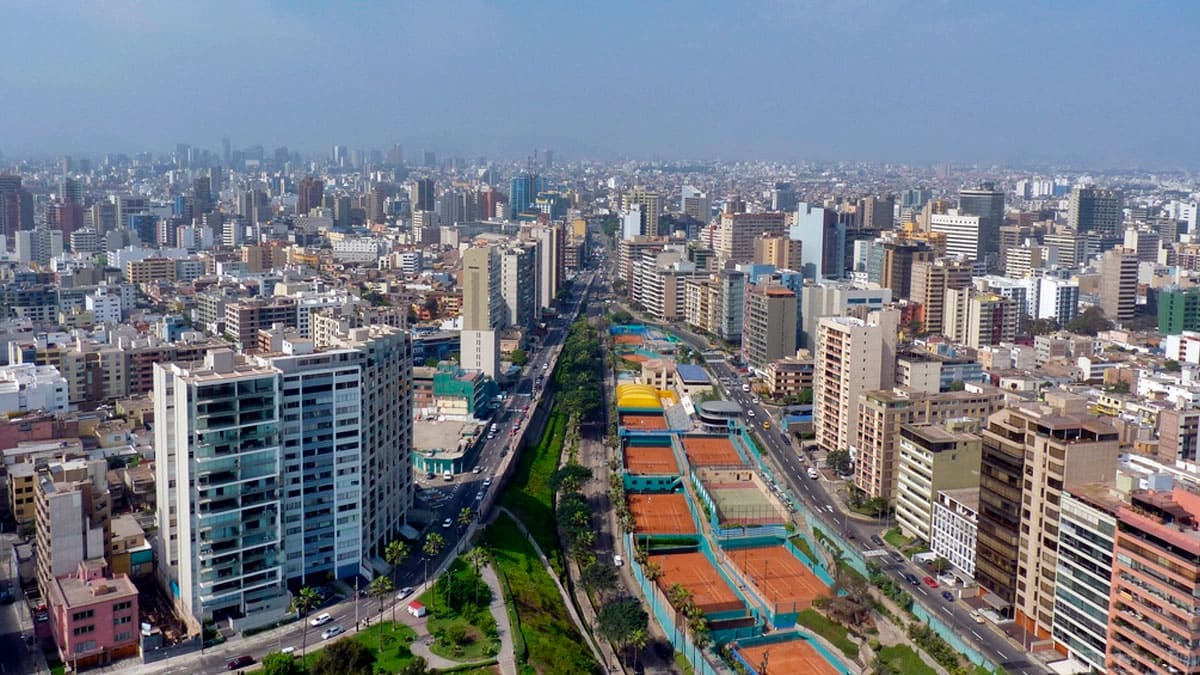 city/destination

Vista aérea de Lima, Perú, posible sede de Inmobiliare Summits LATAM. Arquitectura urbana y canchas de tenis. Real estate en la ciudad.
