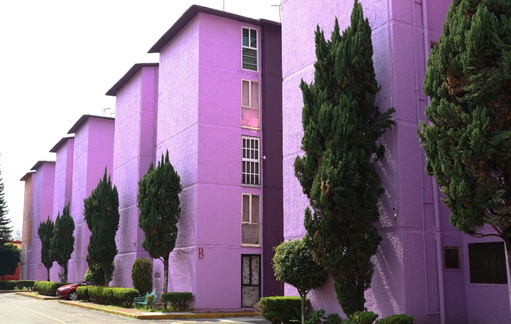 venue/architecture

Conjunto habitacional en México, pintado de color lila. Arquitectura residencial en la ciudad. Fovissste impulsa programas de vivienda.