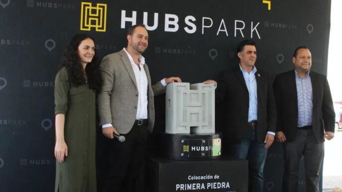 Sponsors/Branding.

Colocación primera piedra Hubspark Northwestern. Panelistas en evento Inmobiliare Summits, real estate, México, LATAM.