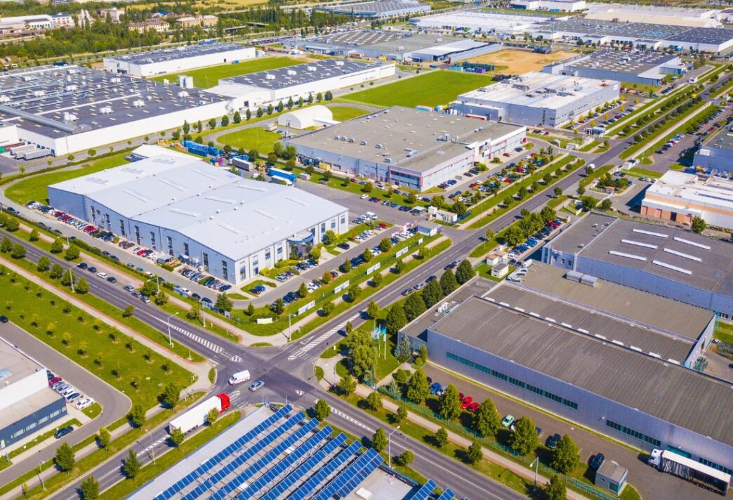 venue/architecture
Vista aérea de un parque industrial, posible sede de Inmobiliare Summits. Arquitectura moderna para eventos de real estate en LATAM.