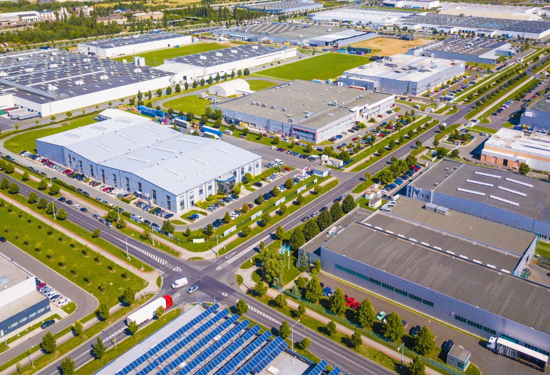 venue/architecture
Vista aérea de un parque industrial, posible sede de Inmobiliare Summits. Arquitectura moderna para eventos de real estate en LATAM.