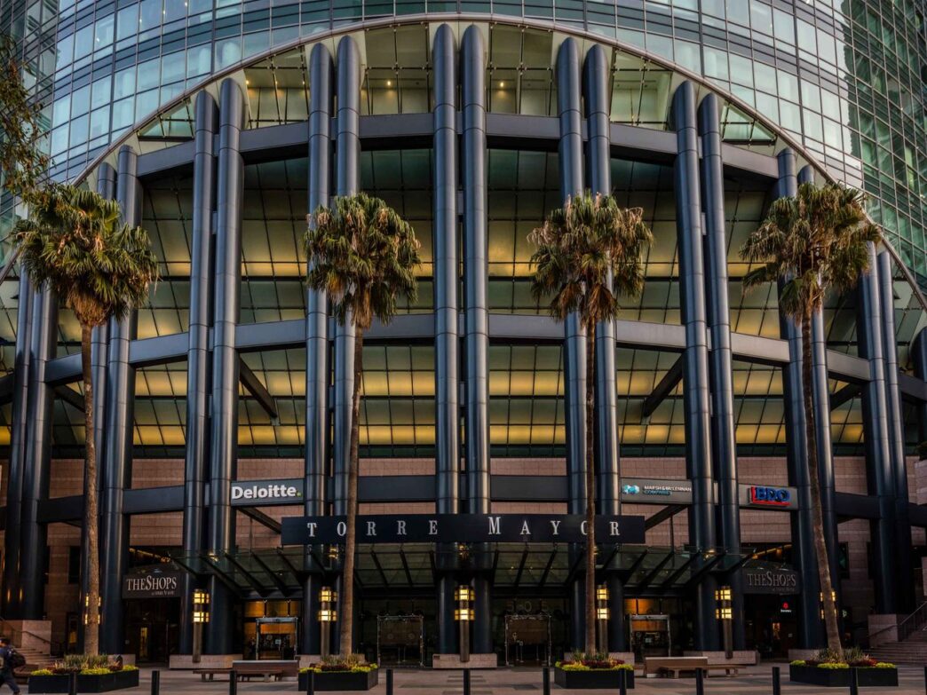 Venue/architecture.

Fachada de Torre Mayor, sede de Inmobiliare Summits, conferencia de real estate en la ciudad de México. Arquitectura moderna con palmeras.