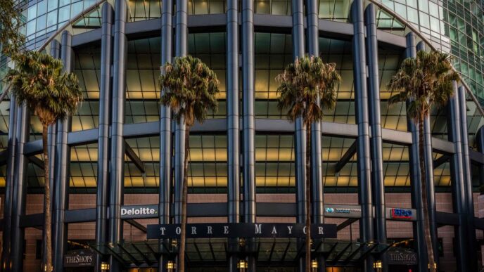 Venue/architecture.

Fachada de Torre Mayor, sede de Inmobiliare Summits, conferencia de real estate en la ciudad de México. Arquitectura moderna con palmeras.