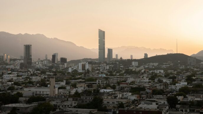 City/Destination
Monterrey, México, sede de Inmobiliare Summits. Vista panorámica urbana con montañas al fondo. Impulso del sector real estate en LATAM.