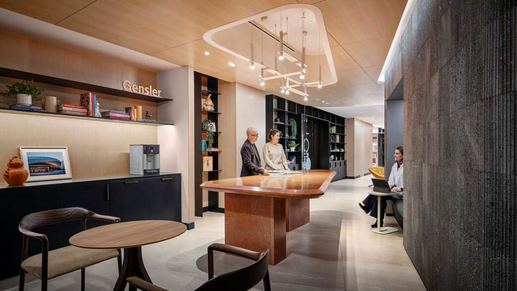 Interior de Gensler, diseño de espacio de trabajo moderno. Arquitectura y mobiliario elegante. Diseño de interiores para conferencias de real estate.