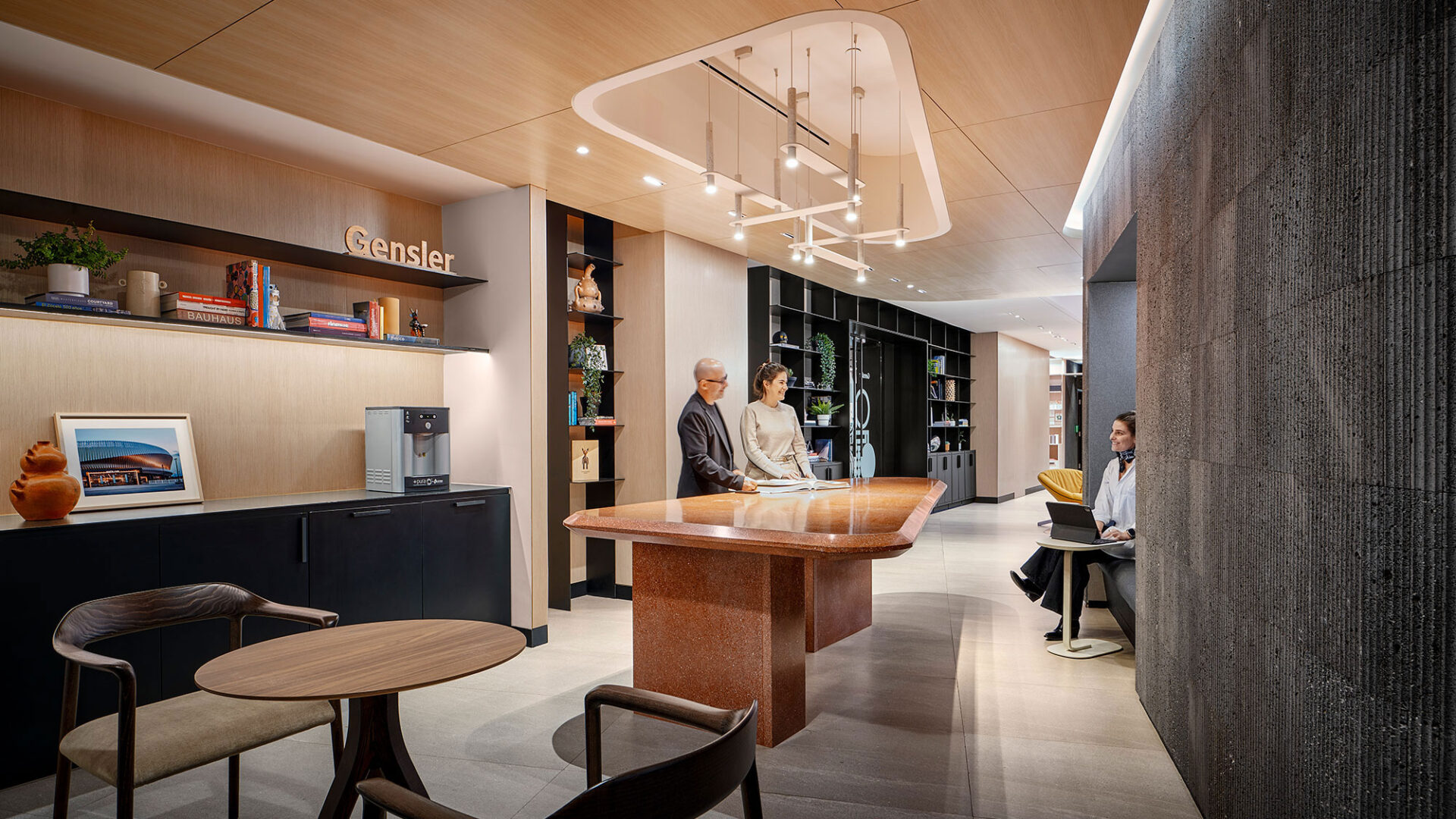 Interior de Gensler, diseño de espacio de trabajo moderno. Arquitectura y mobiliario elegante. Diseño de interiores para conferencias de real estate.