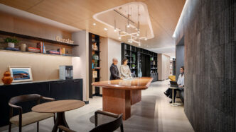 Interior de Gensler, diseño de espacio de trabajo moderno. Arquitectura y mobiliario elegante. Diseño de interiores para conferencias de real estate.