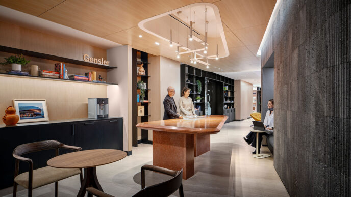 Interior de Gensler, diseño de espacio de trabajo moderno. Arquitectura y mobiliario elegante. Diseño de interiores para conferencias de real estate.