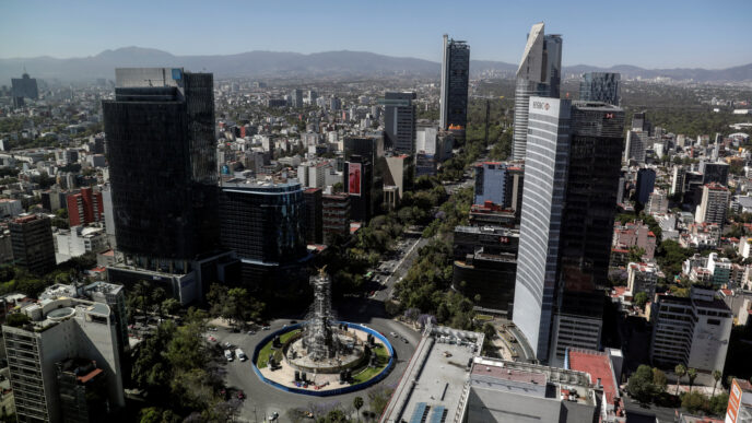 Vista aérea de oficinas en Monterrey, mostrando su estabilidad y diseño moderno. Edificios altos dominan el paisaje urbano.