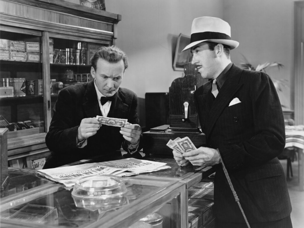 Escena vintage en blanco y negro: un hombre con sombrero paga en efectivo mientras el vendedor examina el billete. #realestate #Mexico #conference