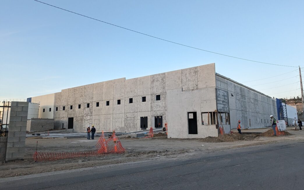 venue/architecture
Edificio industrial en construcción en Tijuana, México. Mercado inmobiliario LATAM en auge. Inmobiliare Summits analiza el sector real estate.