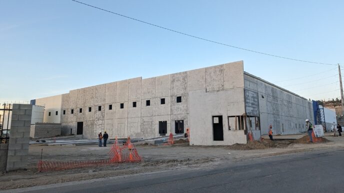 venue/architecture
Edificio industrial en construcción en Tijuana, México. Mercado inmobiliario LATAM en auge. Inmobiliare Summits analiza el sector real estate.