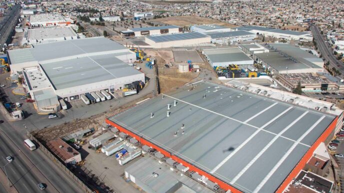 Vista aérea de propiedades industriales en México, destacando el mercado inmobiliario de oficinas con fuerte crecimiento en 2024 según SiiLA.