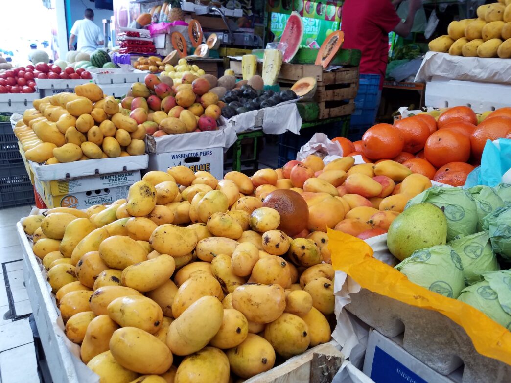 city/destination

Frutas frescas en el Mercado La Cruz de Querétaro, México. Variedad de mangos, naranjas, peras y más. Impulso al comercio local en la ciudad.