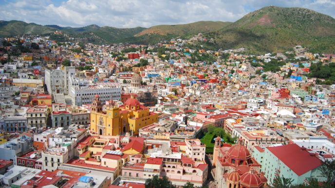 city/destination
Vista panorámica de Guanajuato, México, sede de Inmobiliare Summits. Arquitectura colorida y montañas. Impulso al sector real estate LATAM.
