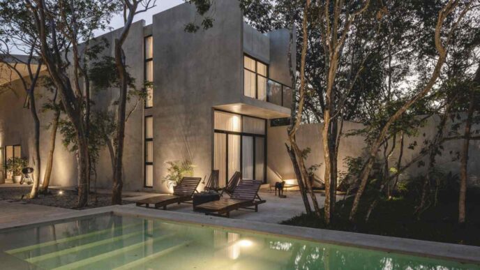 Venue/architecture
Casa moderna con piscina en Inmobiliare Summits, un espacio ideal para eventos de real estate en México y LATAM. Arquitectura minimalista y elegante.