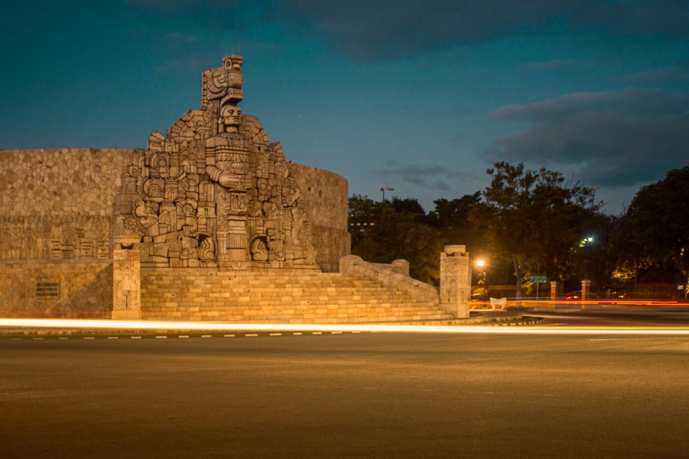 Monumento a la Patria, Mérida, Yucatán. Escultura de piedra con detalles tallados, cielo nocturno. Programa Municipal de Desarrollo Urbano de Mérida.