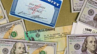 Imagen ilustrativa del mes del testamento, mostrando documentos financieros como cheques, billetes de $100, formulario 1040 y tarjeta de seguridad social