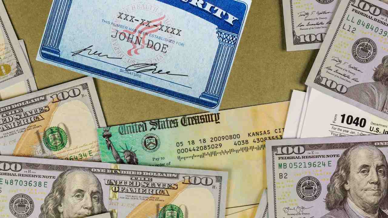 Imagen ilustrativa del mes del testamento, mostrando documentos financieros como cheques, billetes de $100, formulario 1040 y tarjeta de seguridad social