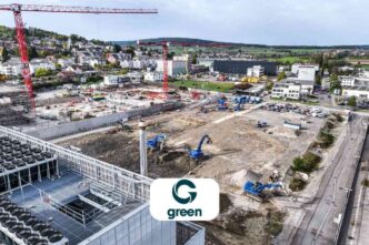Vista aérea de la construcción del Metro-Campus Zúrich, con grúas y excavadoras. Futuros centros de datos en obra y logo de Green visible.