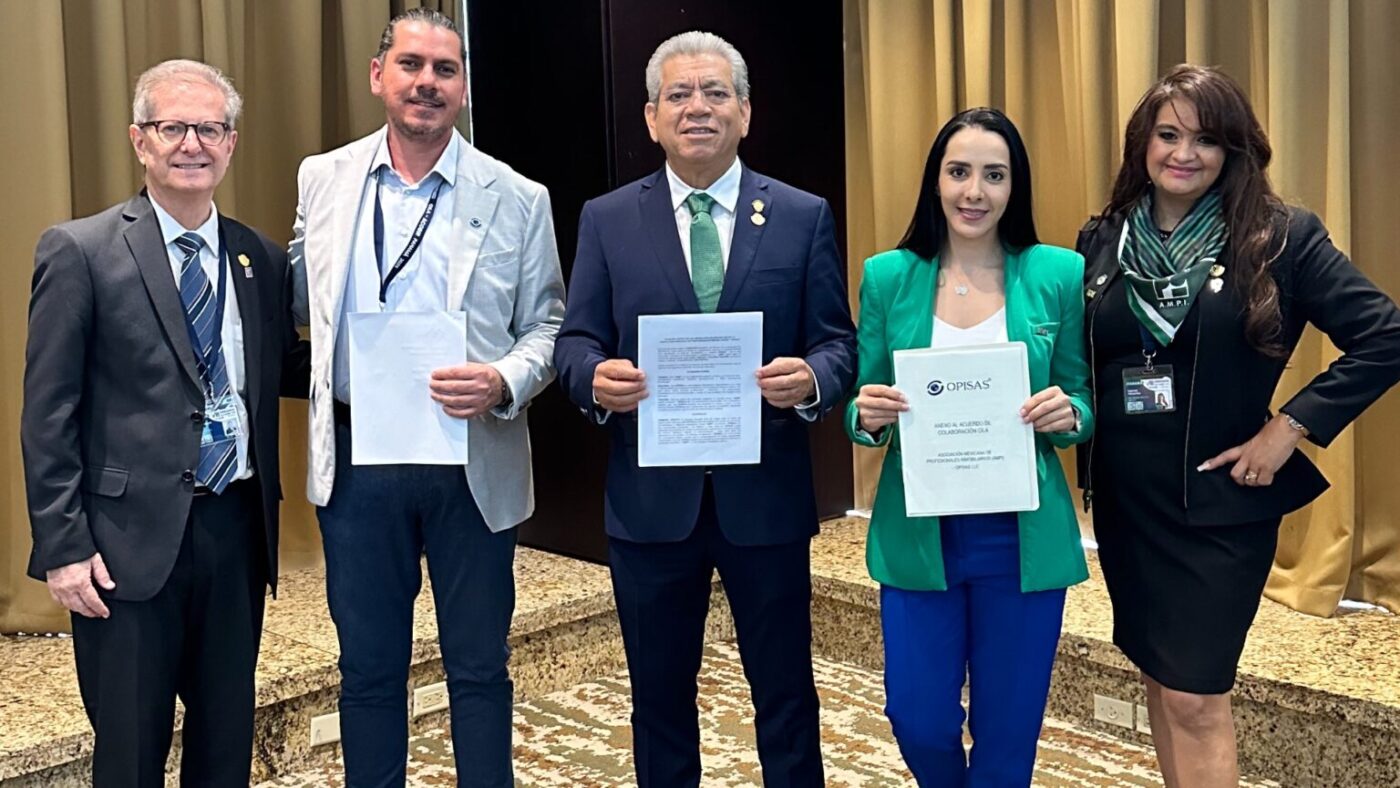 Panel de AMPI en Inmobiliare Summits, evento de real estate en México. Los speakers muestran acuerdos de patrocinio en la conferencia.