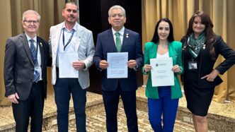 Panel de AMPI en Inmobiliare Summits, evento de real estate en México. Los speakers muestran acuerdos de patrocinio en la conferencia.