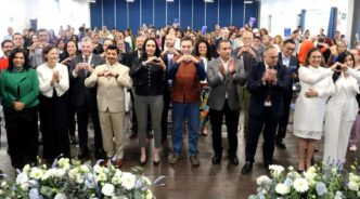 Venue/Architecture
Grupo de personas en Inmobiliare Summits, conferencia de real estate en México, mostrando un corazón con las manos. Evento LATAM.