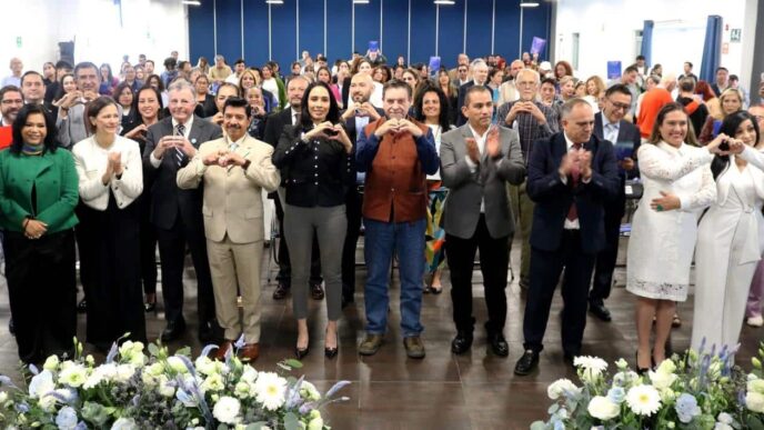 Venue/Architecture
Grupo de personas en Inmobiliare Summits, conferencia de real estate en México, mostrando un corazón con las manos. Evento LATAM.