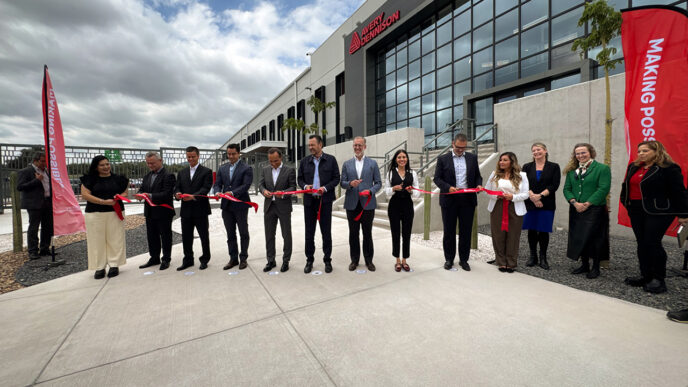 Venue/Architecture
Grupo de personas cortando listón rojo en evento de inauguración de Avery Dennison. Celebración en inmueble moderno.