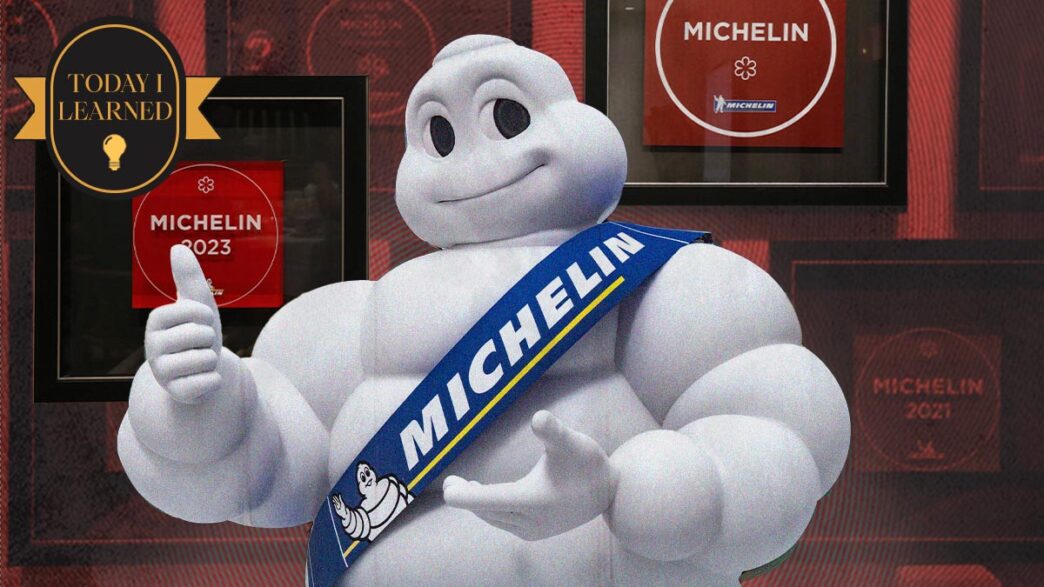 Bibendum, el muñeco Michelin, frente a placas de restaurantes premiados en CDMX. Estrellas Michelin restaurantes y taquerías con distintivo.
