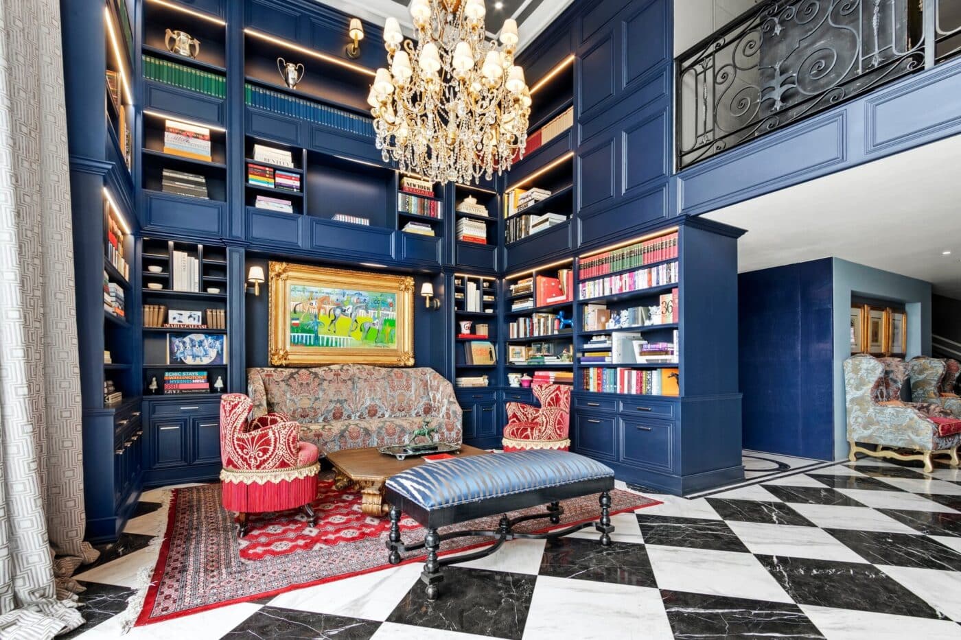 Interior lujoso en Miguel Hidalgo, CDMX: Librería azul, pisos de mármol, candelabro y muebles clásicos. Vivienda exclusiva en la alcaldía más cara.