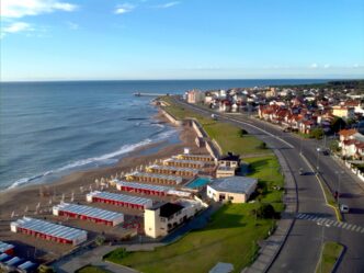 Venue/architecture

Vista aérea de Andares Miramar, Ciudad Madero. Zona residencial costera en México. Inmobiliare Summits destaca el desarrollo inmobiliario de la ciudad.