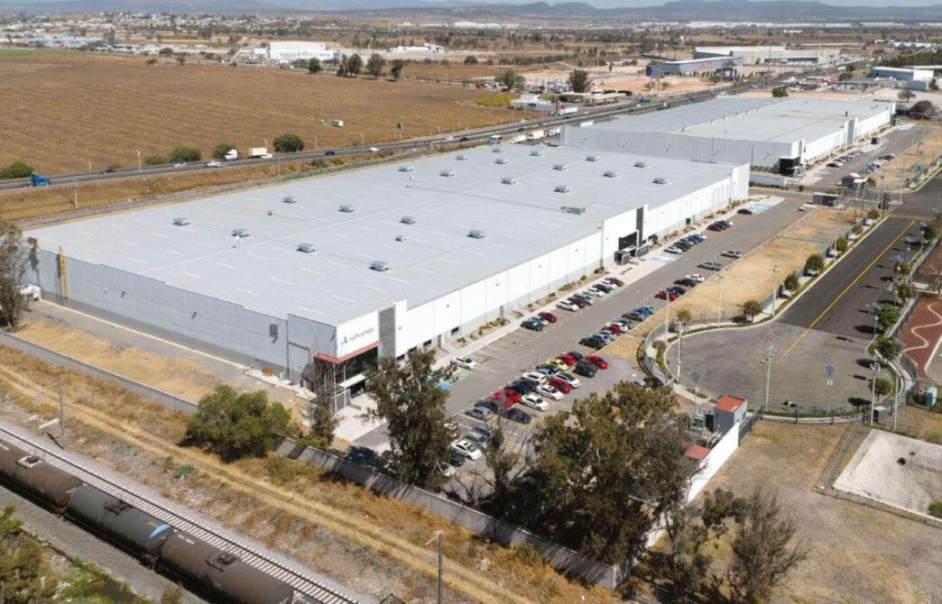 venue/architecture
Vista aérea de un amplio centro de distribución en México. Arquitectura industrial moderna para Inmobiliare Summits, sector real estate.